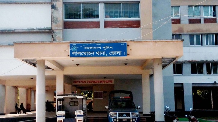 লালমোহনে বাসচাপায় শিশুর মৃত্যু, সড়ক অবরোধ