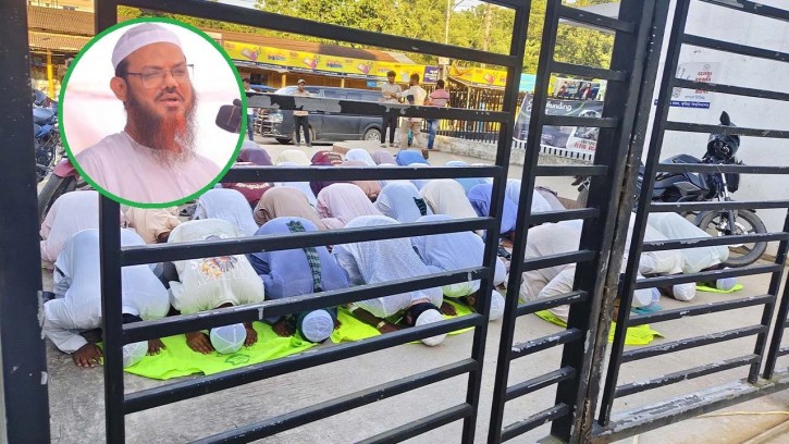 কুবিতে ফয়জুল করীমের সঙ্গে ঢুকতে না পেরে,  ফটকেই নামাজ আদায়