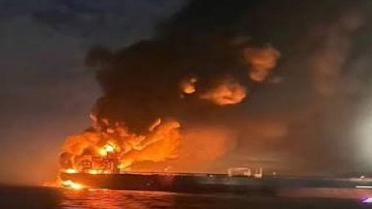হরমুজ প্রণালিতে তেলবাহী ট্যাংকারে ভয়াবহ বিস্ফোরণ
